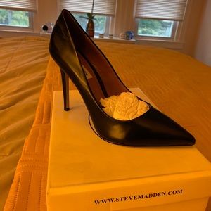 Black leather Steve Madden pumps
